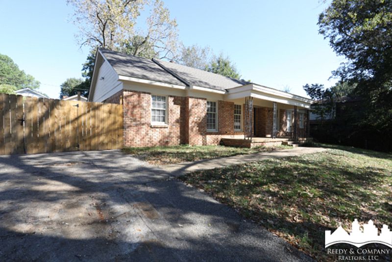 1st image of 934 Farmington Dr N