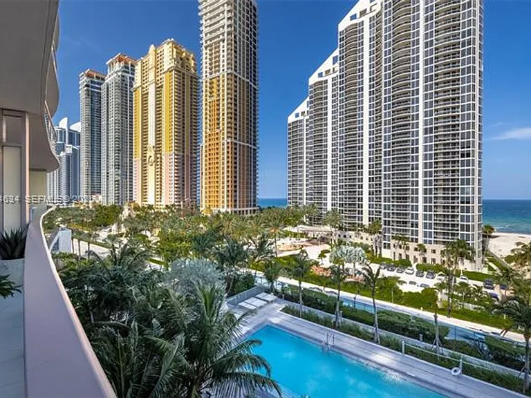 17550 Collins Ave #CU-703 — Photo 33