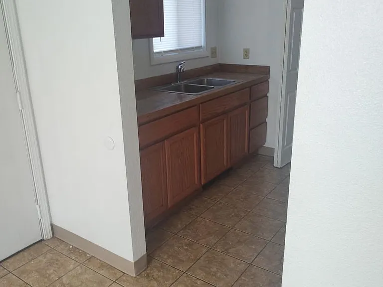 1090 S H St — Photo 6