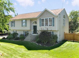 5 Primrose Dr, Cranston, RI 02921