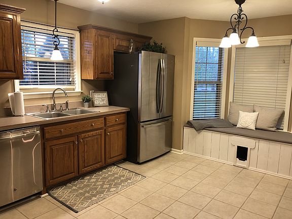 5th image of 106 Edwards Ct