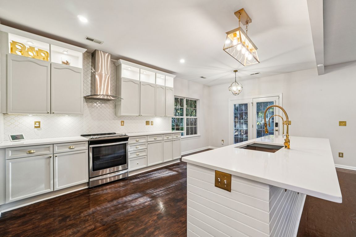 Bampton Dr-S0611-011