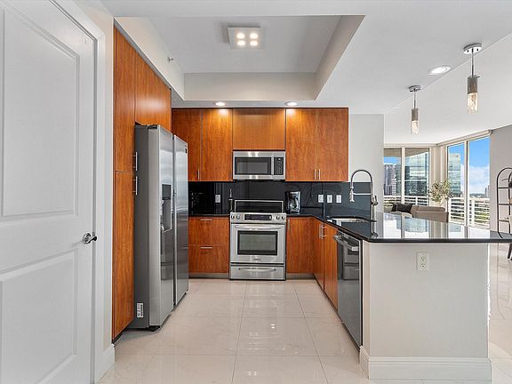 5th image of 315 NE 3rd Avenue #1003