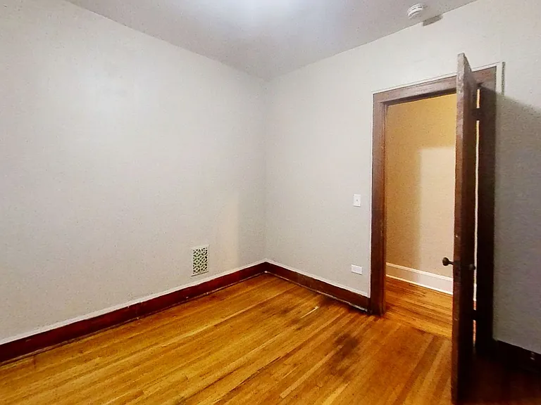 100 Laburnam Cres — Photo 18