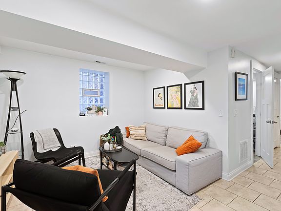 5th image of 1833 N Wolcott Ave #1B