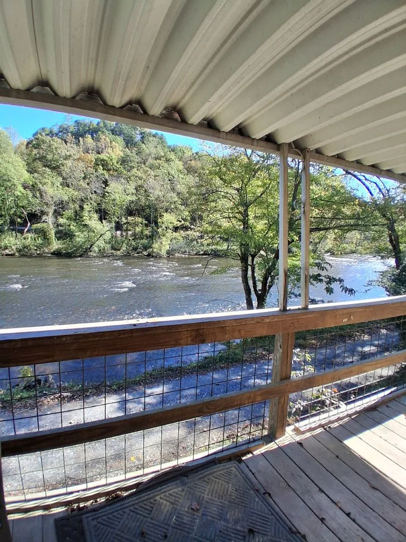 $1,500 - 2 Bedroom / 1 Bath Mobile Home Sitting on the Tuckasegee River — Photo 4