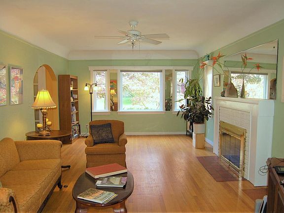 2nd image of 1131 Iroquois Dr SE