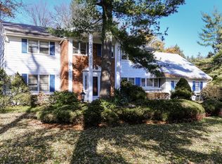 3 Steven Ln, Great Neck, NY 11024