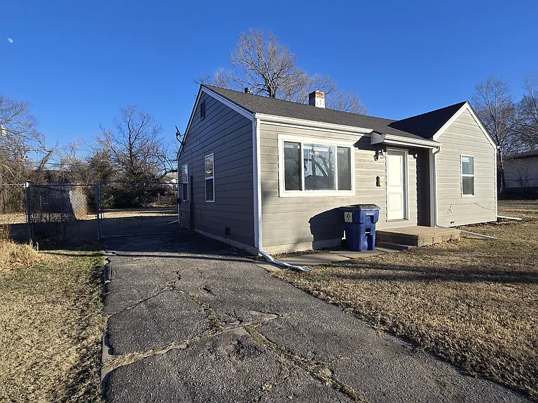 1332 N Erie St — Photo 25