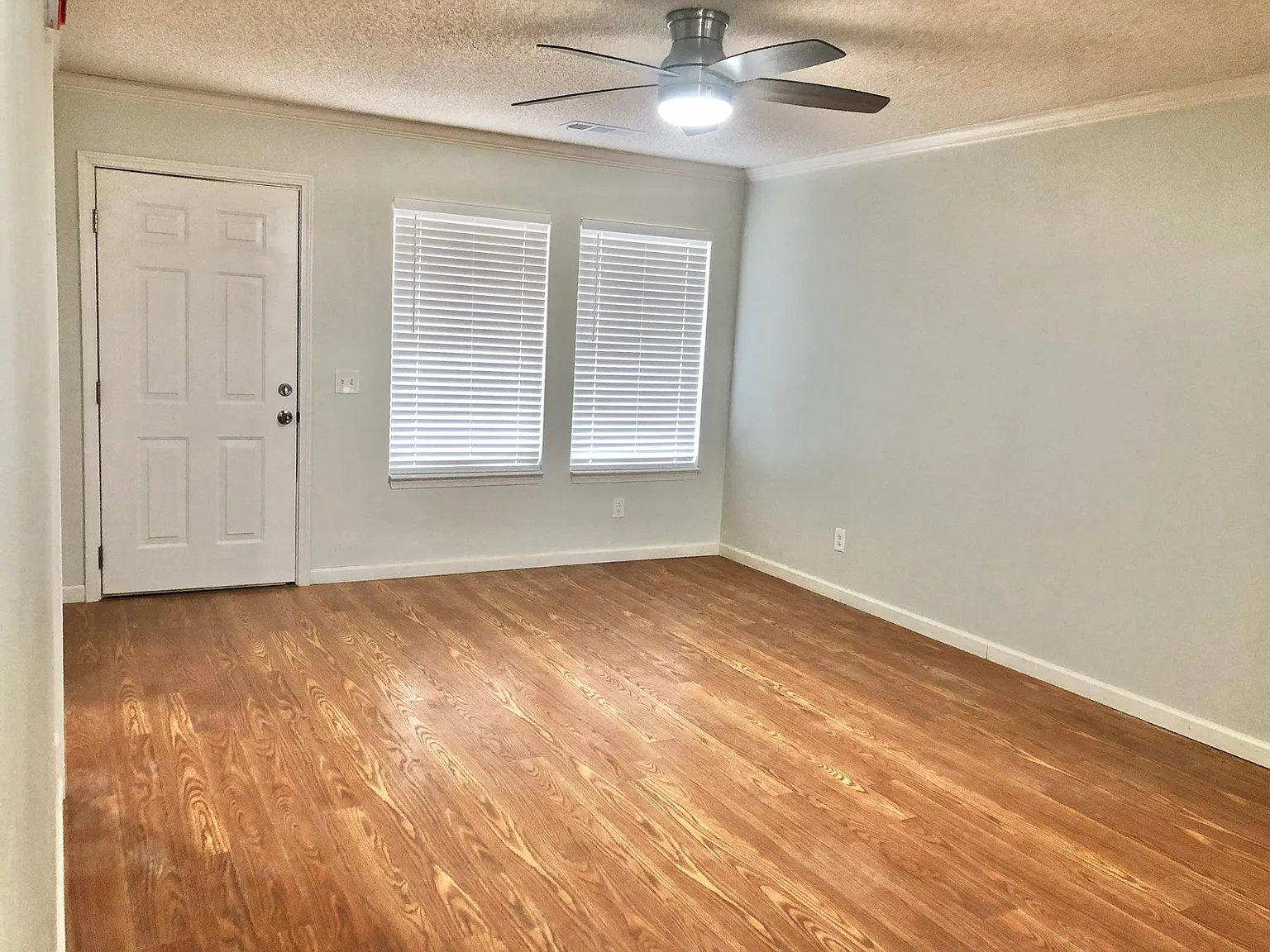 3 bed, 1260 sqft, $1,940 — Photo 2