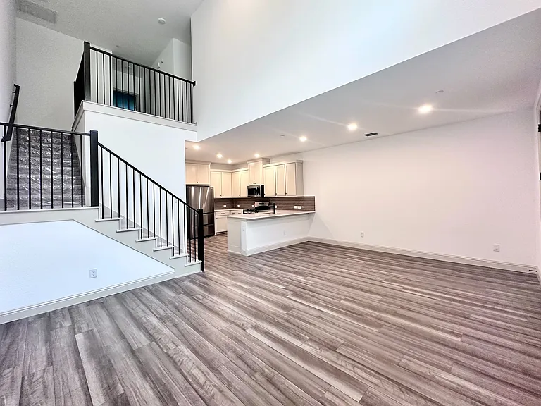 609 Friendswood Dr — Photo 2