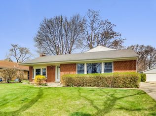 904 W Milburn Ave, Mount Prospect, IL 60056