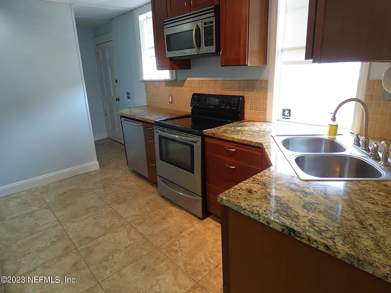 2671 College St — Photo 9