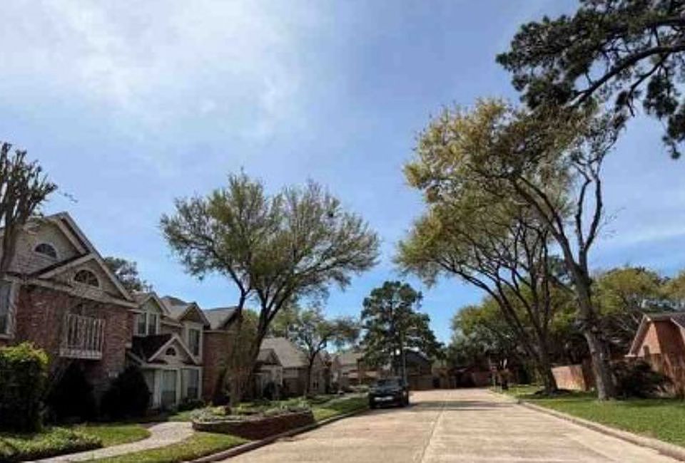 Exterior Neighborhood (street photo)