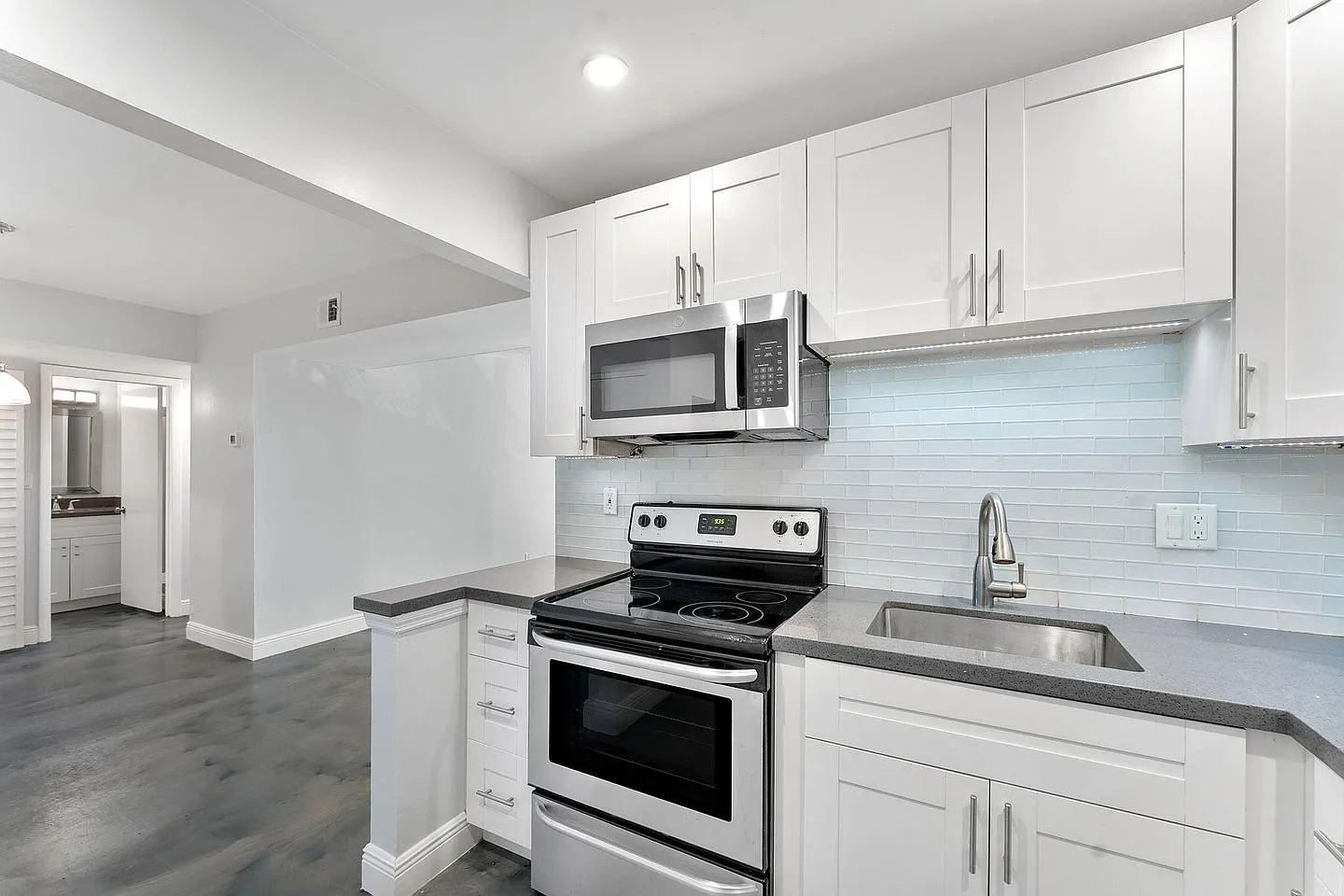 2 bed, 936 sqft, $2,200 — Photo 2