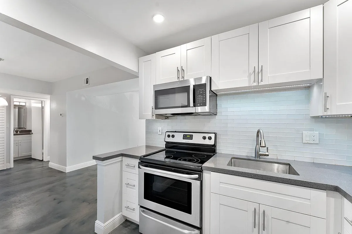 Building Photo - 470 NW 20th St #3070