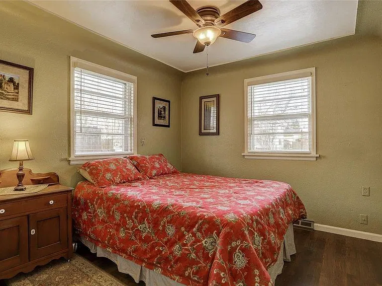 810 E Geneseo St — Photo 10