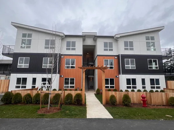 411 N 21st St #204, Mount Vernon, WA 98273