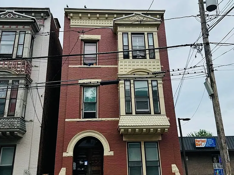 3279 6th Ave — Photo 2