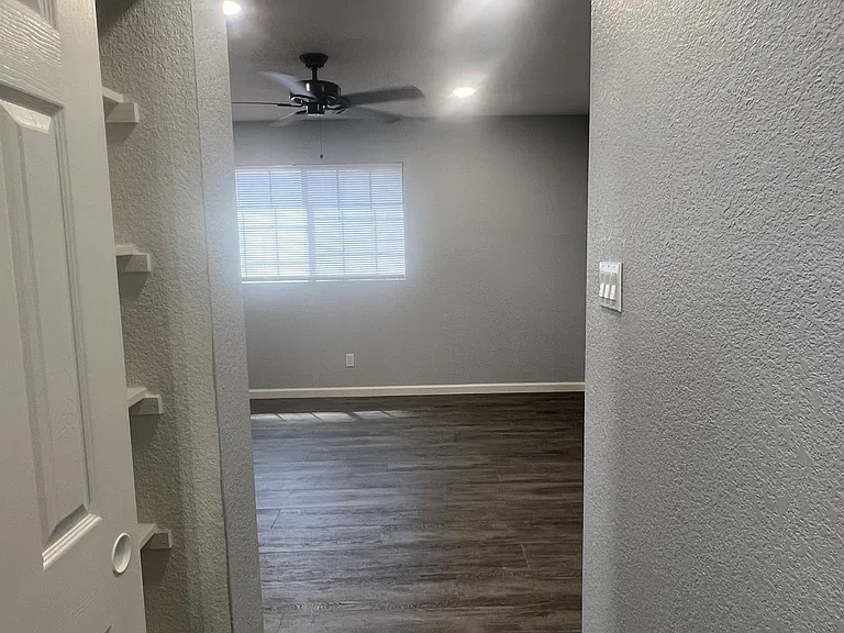 1924 W Holly Dr — Photo 6