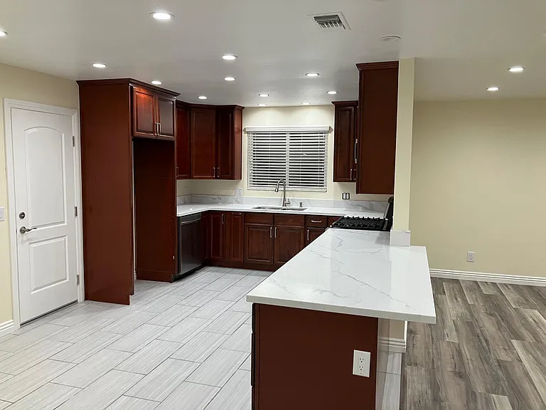 334 Crocker Ave — Photo 7