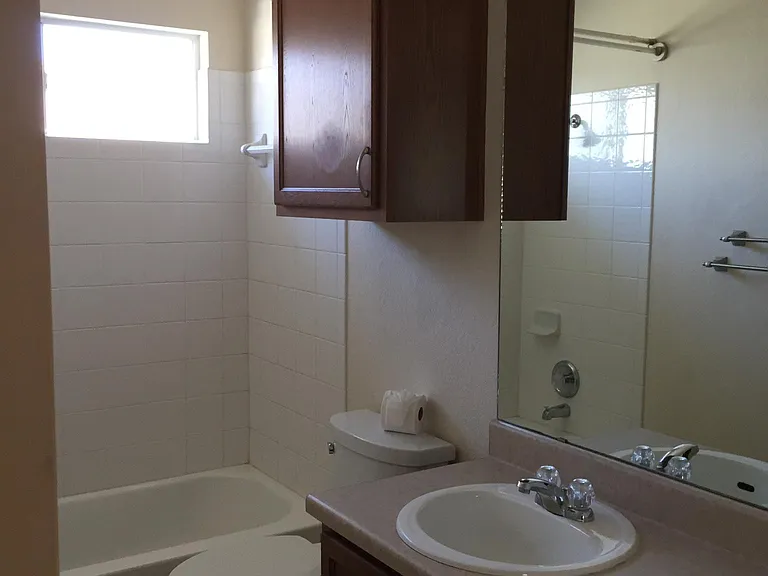 Upstairs Full Bathroom