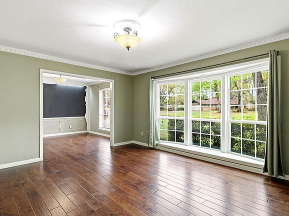 4th image of 1101 Camellia Ln