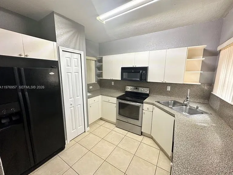 687 SW 10th St #1 — Photo 3