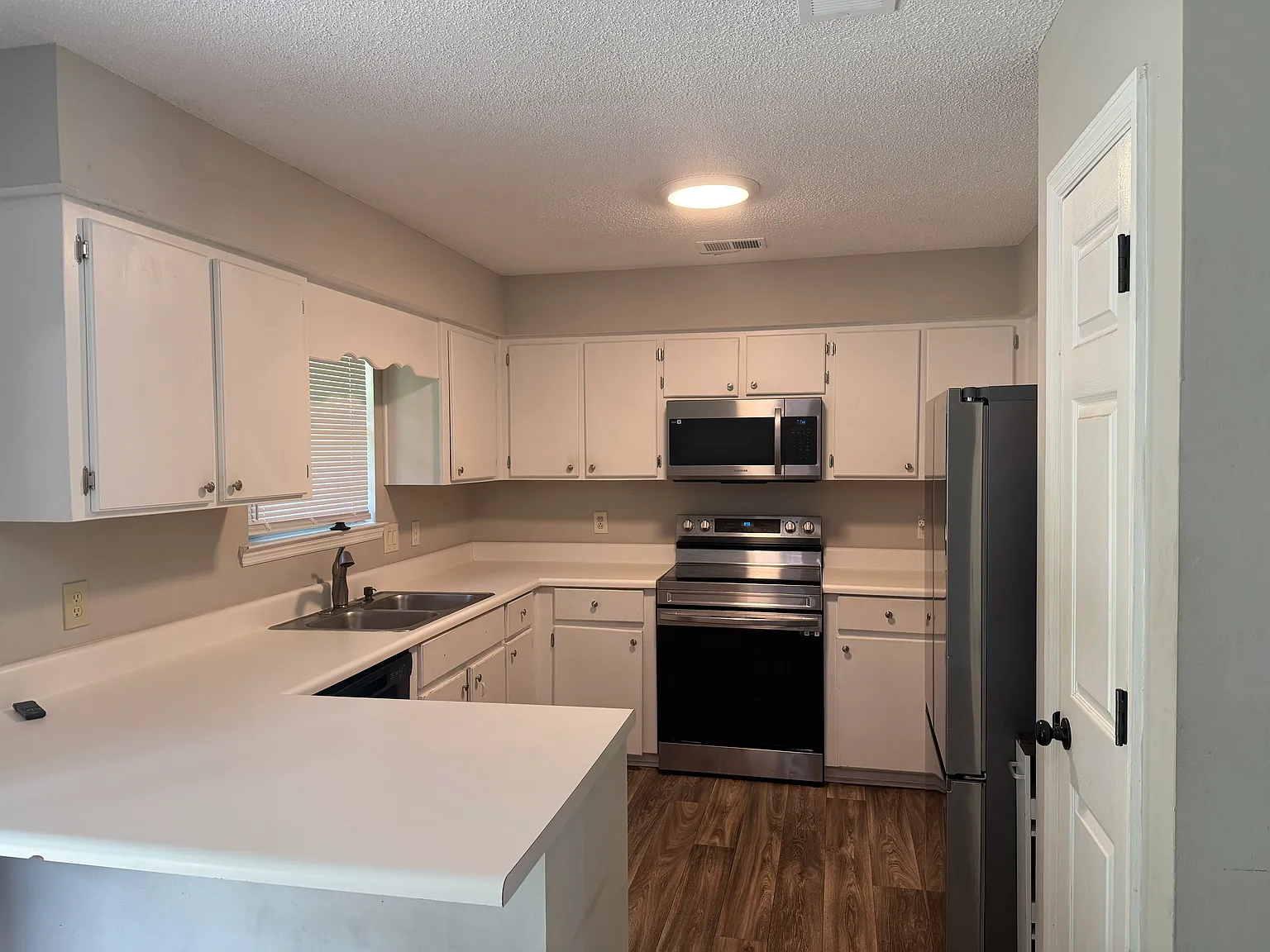 932 Granger Dr — Photo 4