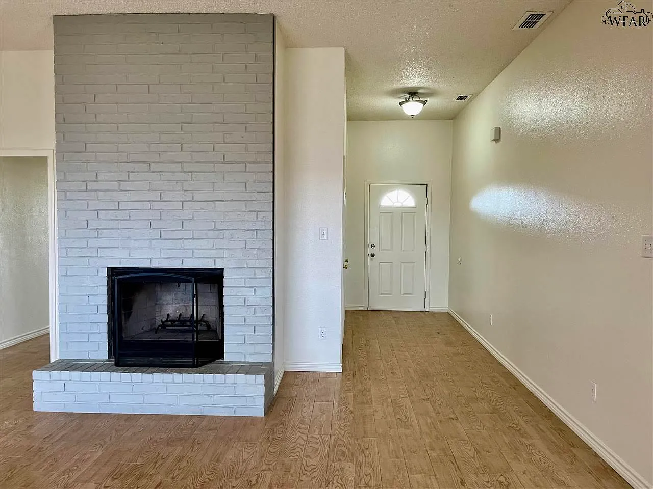 3 bed, 2.0 bath, 1370 sqft, $2,000 — Photo 3