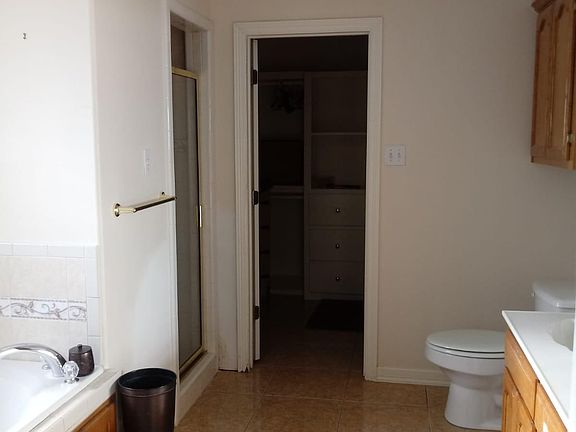 4th image of 921 Lion Dr