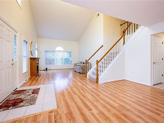 4th image of 55 Lakeridge Dr