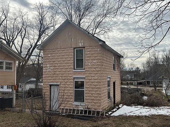 3rd image of 403 N Walker St
