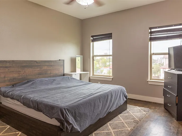 2903 Blodgett St — Photo 16