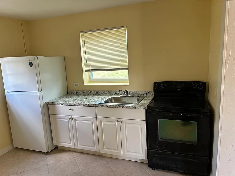 371 Banyan Ave — Photo 2