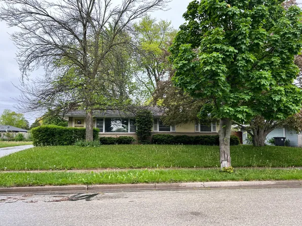 W148N8127 University Dr, Menomonee Falls, WI 53051