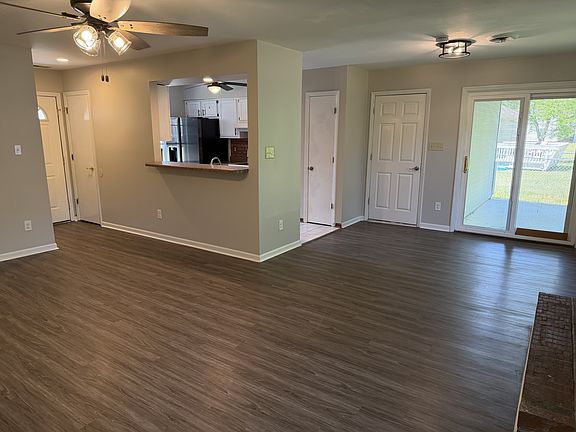 5th image of 203 Woodcrest Ct