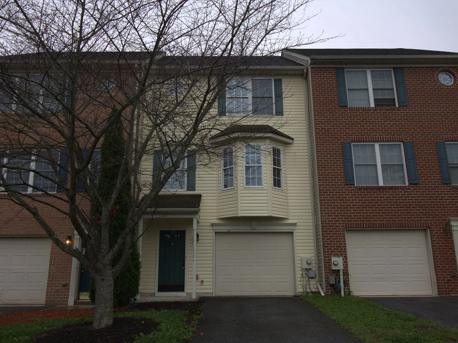 3 bed, 2.5 bath, 2150 sqft, $1,700 — Photo 1