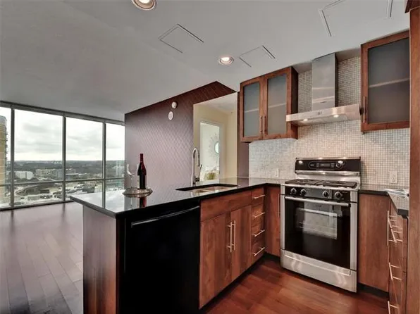 300 Bowie St APT 1204, Austin, TX 78703