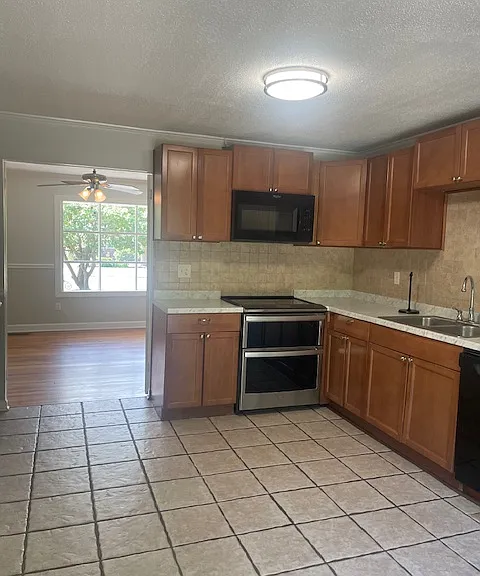 3918 Camellia Dr — Photo 7