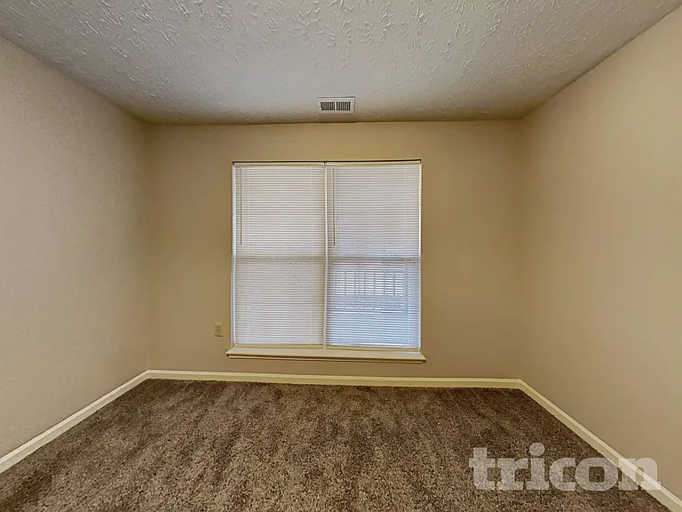 910 Claiborne Ln — Photo 12