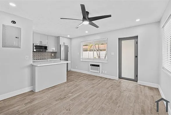 1634 NE 4th Pl — Photo 3