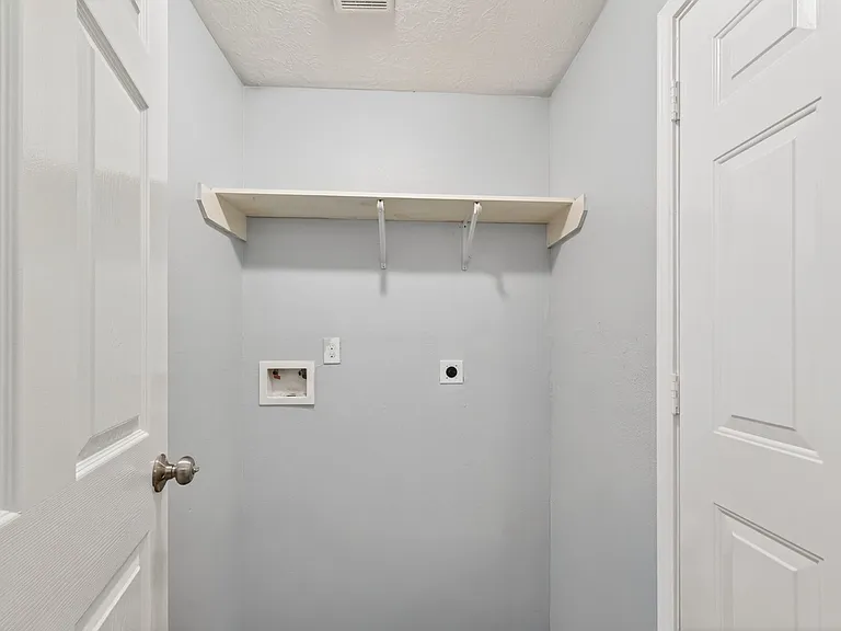 3031 Groton Dr — Photo 8