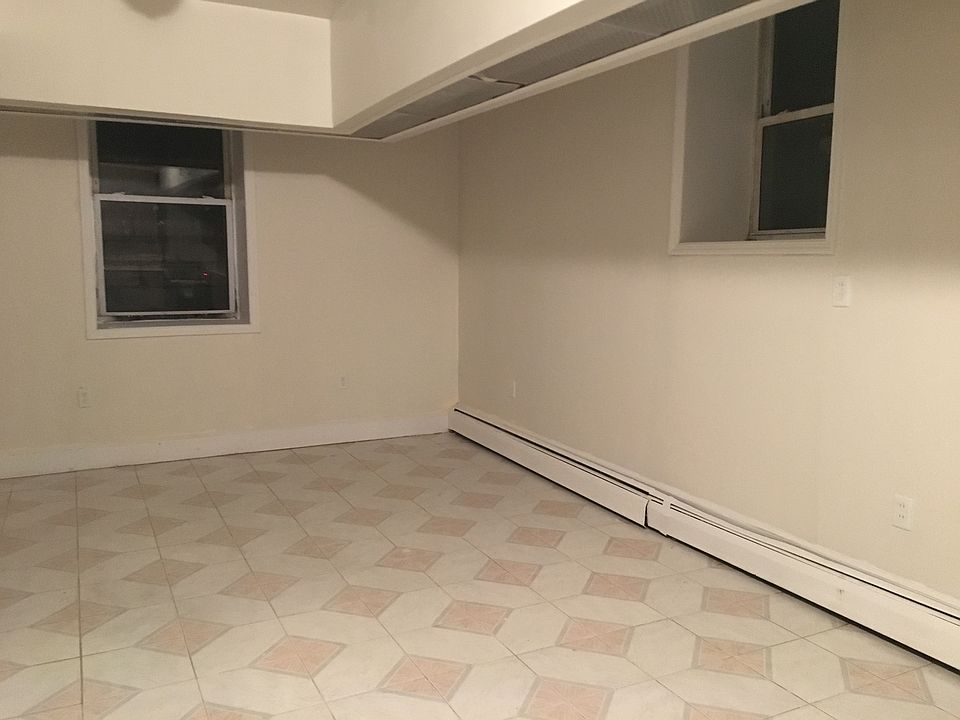 2nd image of 162 Avenue C #B1e
