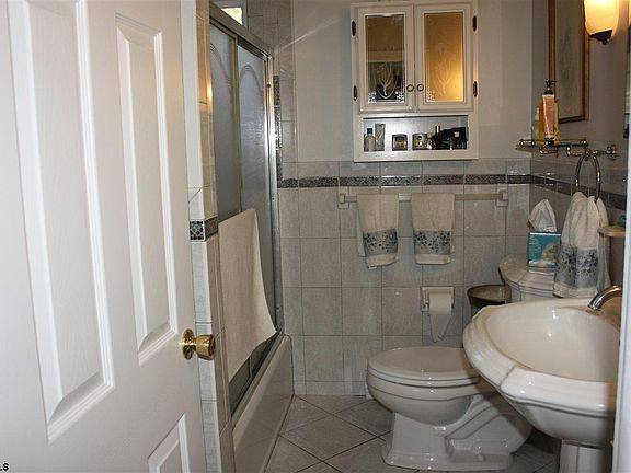 3rd image of 124 Brigantine Dr