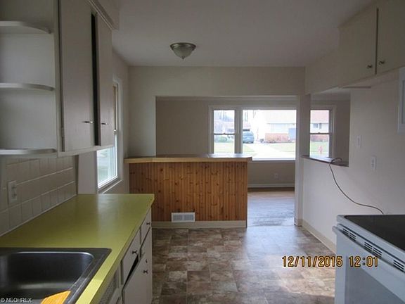 kitchen w/ eat in area