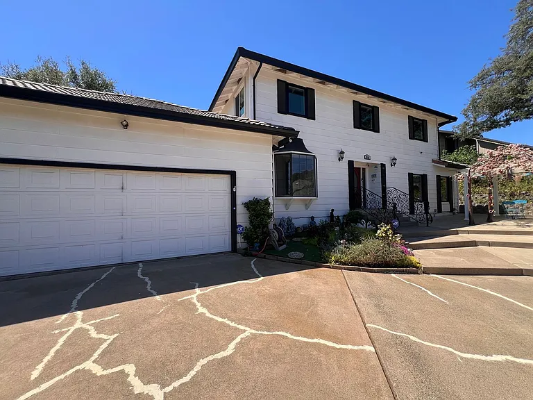 912 Yosemite Ln — Photo 4