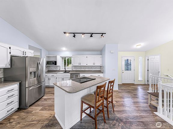 5th image of 721 SE Castle Park Court