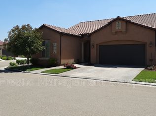 5984 E Via Peccio Dr, Fresno, CA 93727