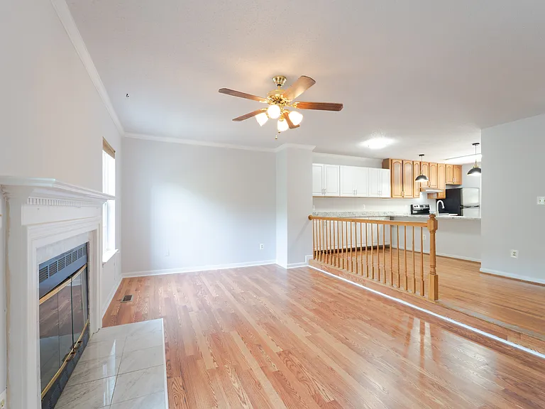 413 Lakeview Ct — Photo 16